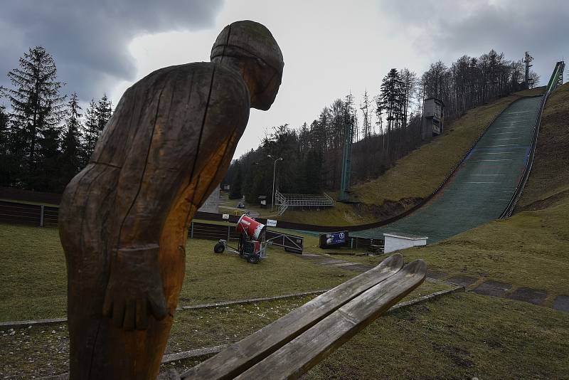 Areál skokanských můstků Jiřího Rašky na Horečkách ve Frenštátě pod Radhoštěm, březen 2018. Ilustrační foto.