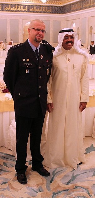 Policisté zazářili na mistrovství, na snímku Ivan Pilát na večeři. V Kuvajtu se sedmička policistů dostala několikrát do finálových bojů. Nejlepší umístění byla tři čtvrtá místa.