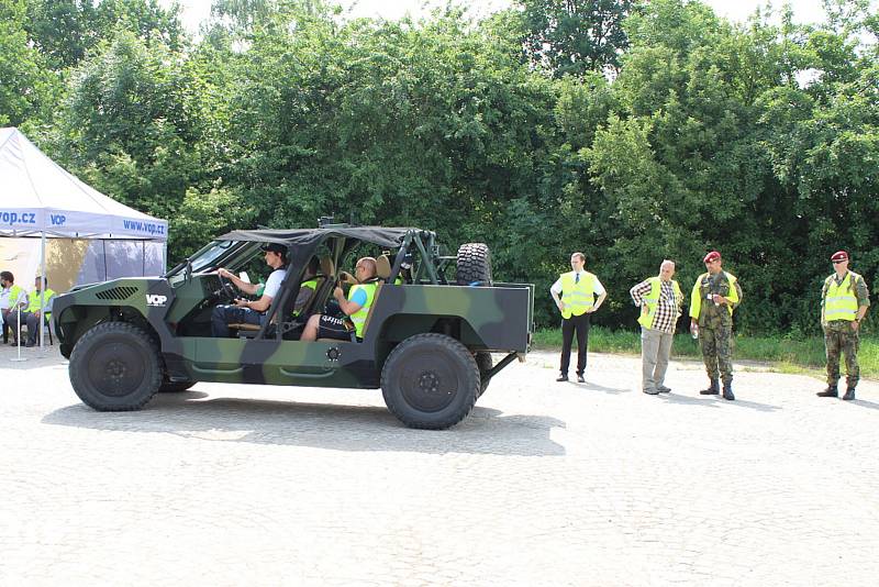 Snímek z představení bojových vozidel vyráběných  šenovským podnikem VOP CZ ve spolupráci se společností NIMR Automotive.