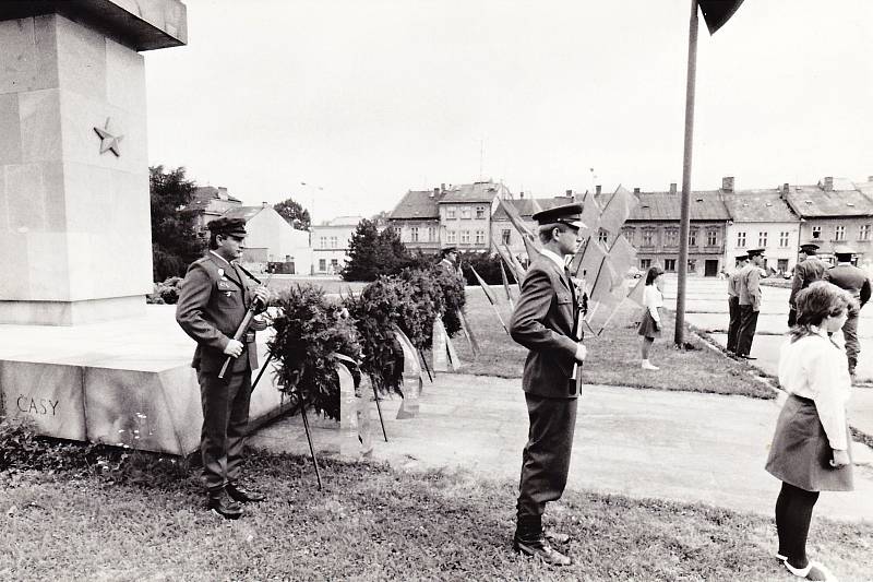 Slavnostní akt u sousoší Vítězství a družba v Novém Jičíně. Foto: se svolením Miroslava Urbana