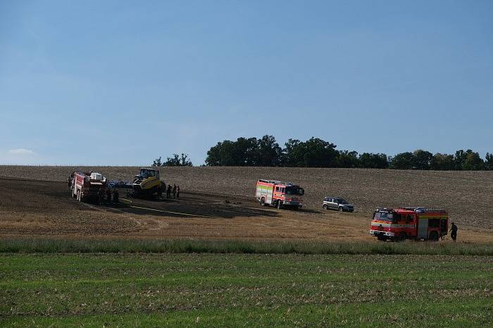Čtyři jednotky hasičů zasahovaly ve čtvrtek 4. srpna odpoledne v Bílovci na Novojičínsku u požáru lisovacího stroje na slámu a pěti hektarů strniště po sklizené pšenici.