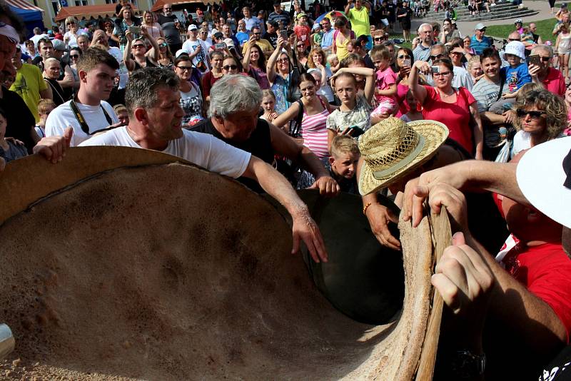 Gigantické Štramberské ucho se peklo o první červnové sobotě odpoledne.  Foto: Deník/Adam Knesl