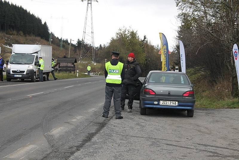 Rozhraní Novojičínska a Vsetínska, Pindula, zažilo velkou policejní akci. S prvním listopadovým dnem začala platit povinnost zimního přezutí a strážci zákona se rozhodli na řidiče dohlédnout.