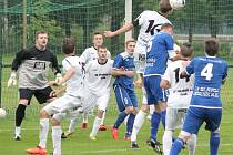 Fotbalisté Tiché (ve světlém) v dramatickém souboji I. B třídy, sk. D, uhájili poločasové vedení 2:0 na hřišti jesenického Slavoje a domů si odváželi plný bodový zisk. 