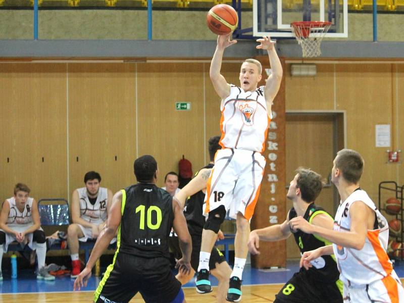 Novojičínští basketbalisté (v bílém) se díky osmé výhře v sezoně přiblížili k účasti v play-off. 