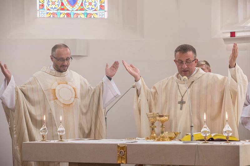 Obřad svěcení oltáře v kostele Všech svatých ve Vlčovicích.