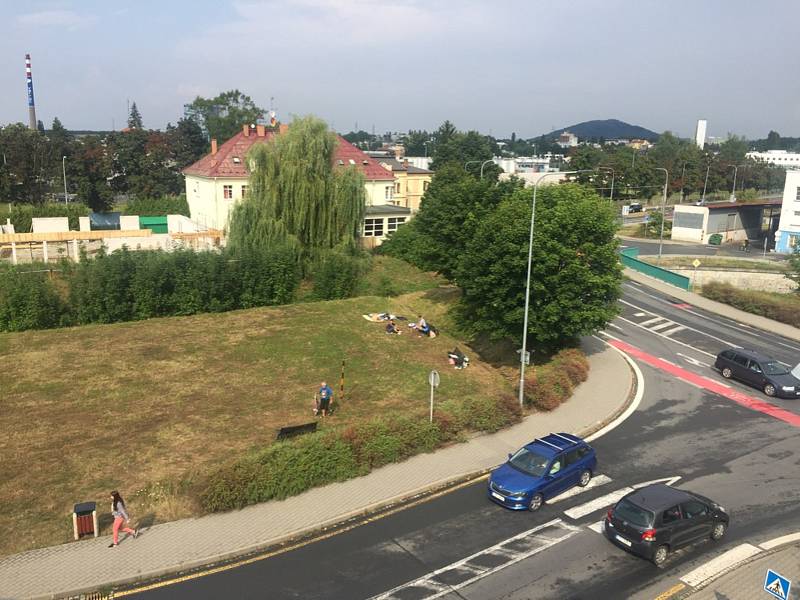 Obyvatelé bytového domu v ulici Dolní brána v uplynulých týdnech neměli zrovna nejlepší výhled.