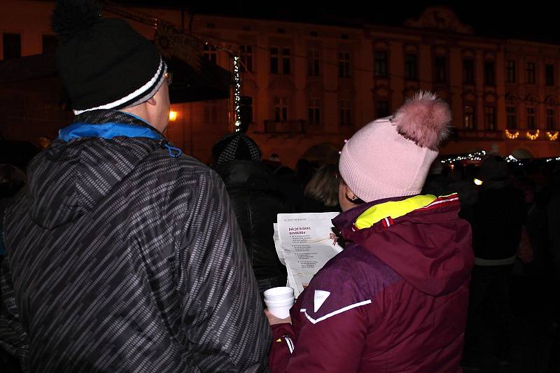 V Novém Jičíně pomáhali více než třem stovkám účastníků se zpíváním členové přípravného sboru Rarášek pod vedením Míši Mrštíkové.