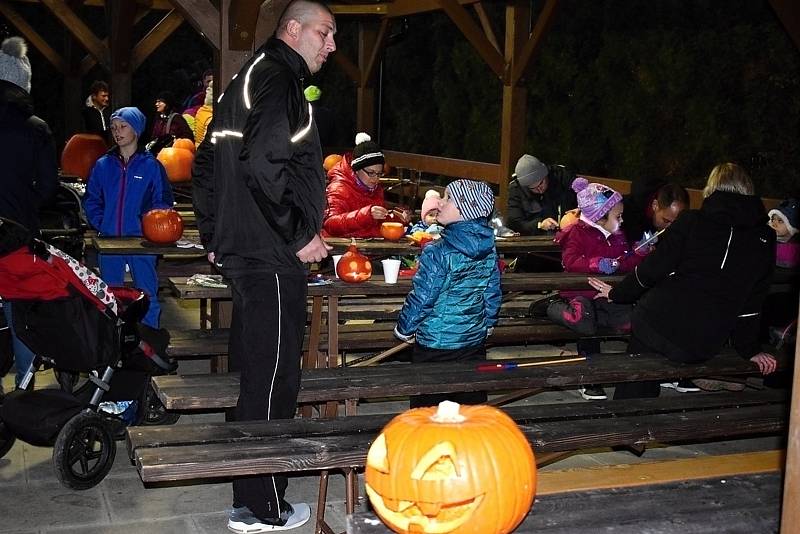 I letos si děti i dospělí ve Slatině užili hodně radosti při vyřezávání dýní.