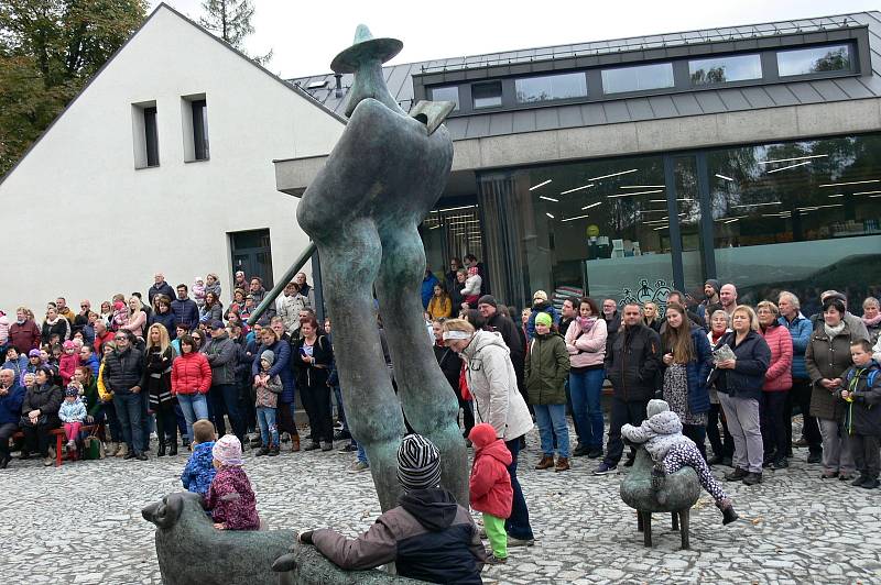 Náves na Lomné, sobota 16. října 2021 v Trojanovicích.