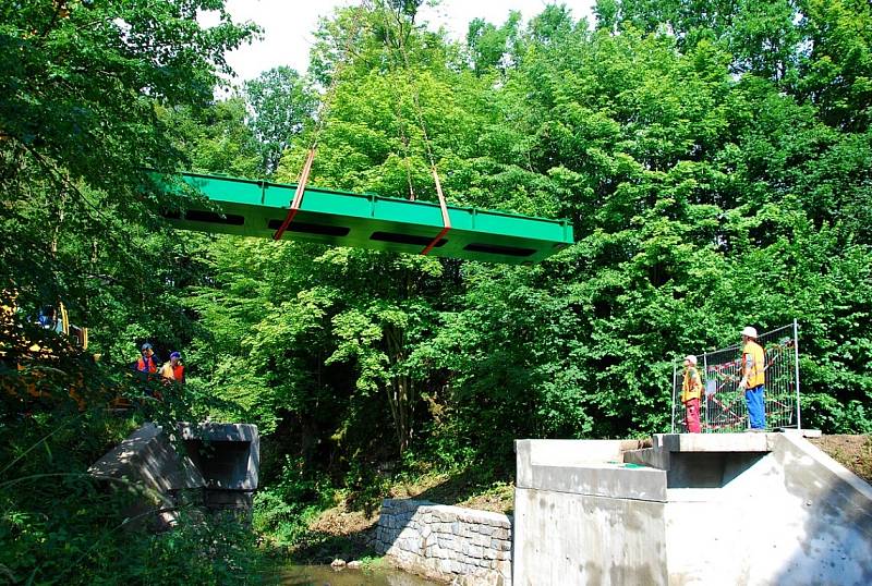 Dva několikatunové mosty se vrátily na stavbu budoucí cyklostezky. Prošly kompletní opravou a doplnily dalších pět přemostění na téměř desetikilometrové trase z Nového Jičína do Hostašovic.