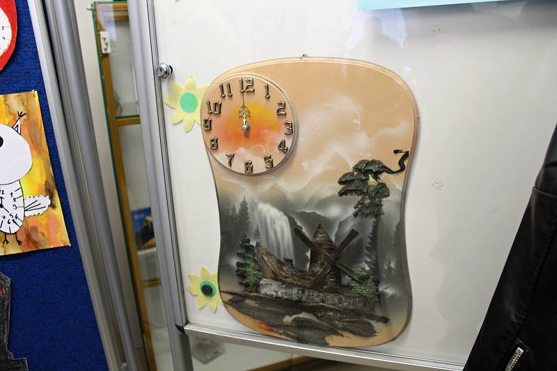 Staré kalendáře i hodinky jsou k vidění na výstavě Čas se zastavil, která začala ve čtvrtek 4. listopadu 2021 ve výstavní síni v Tiché.