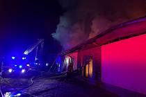 Požár domu ve Velkých Albrechticích ve středu 19. ledna 2022 komplikoval ranní mráz.