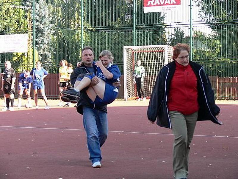 V I. lize národní házené žen přivítaly házenkářky SK Studénka na svém hřišti TJ Přeštice. Na třiadvacetiná¬sobného mistra republiky ale nestačily.