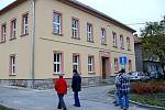 Rekonstruovanou budovu Základní školy v Bernarticích nad Odrou si v pátek 30. října přišly se zájmem prohlédnout desítky lidí.
