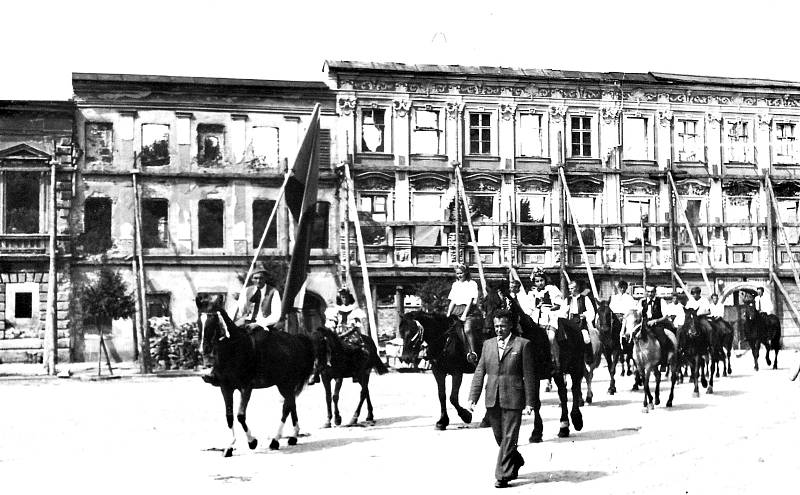 První poválečné dožínky se uskutečnily ve Fulneku v roce 1947. Na snímku je čelo průvodu, které tvořila jízdní skupina, uprostřed fotografie, za dívkou s věnečkem na hlavě jede Josef Mikš, jenž fotografii poskytl.