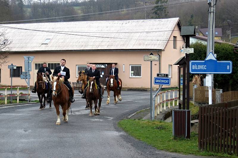 Jízda kolem osení v Lukavci u Fulneku se uskutečnila i letos, a to v neděli 4. dubna 2021. Kvůli vládním opatřením se jela už brzy ráno a v omezené verzi.