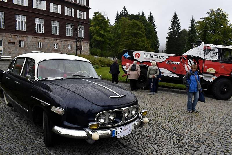 Účastníci jízdy veteránů Trofeo Nike se setkali také se šestinásobným vítězem dakarské rallye Karlem Lopraisem.