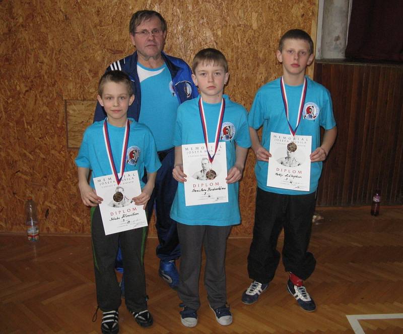 Tři bronzové medaile posbírali v Olomouci tichavští zápasníci. Zleva Jakub Konvička, Stanislav Bordovský, Matěj Zátopek a v pozadí trenér Zdeněk Liška.