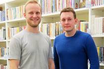 Zakladatelé spolku Filip Surák (vlevo) a Tomáš Melecký si vytvořili zázemí v bílovecké městské knihovně.