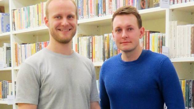 Zakladatelé spolku Filip Surák (vlevo) a Tomáš Melecký si vytvořili zázemí v bílovecké městské knihovně.