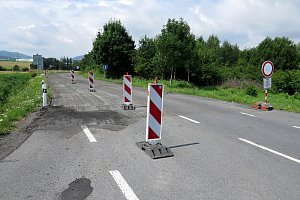 Silnice mezi obcí Rybí a Novým Jičínem okolo bývalých Sirkových lázní má být uzavřená až do konce srpna 2021.