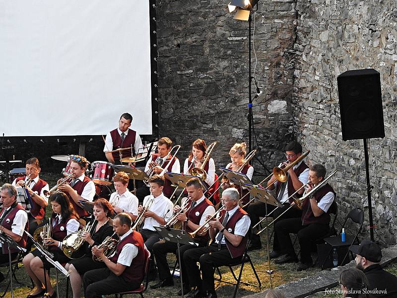 Nokturno pod věží se jmenoval koncert, na němž vystoupil  Lašský dechový orchestr se svými sólisty.