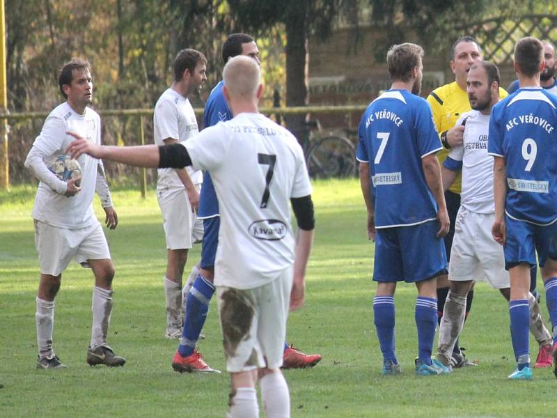 Petřvaldští fotbalisté (v bílém) přidali v Bohuslavicích druhou výhru v řadě. 
