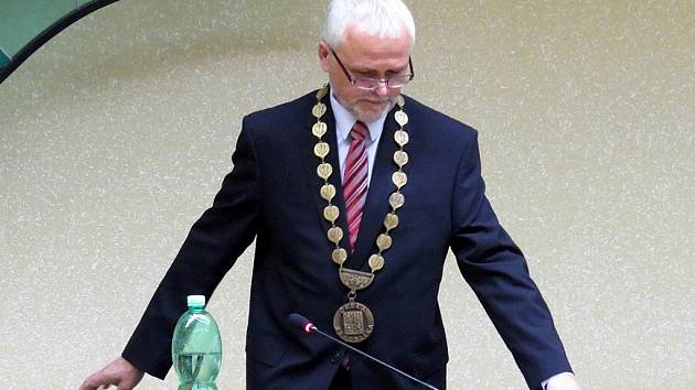 Nový starosta Oder Libor Helis se ujímá funkce. 