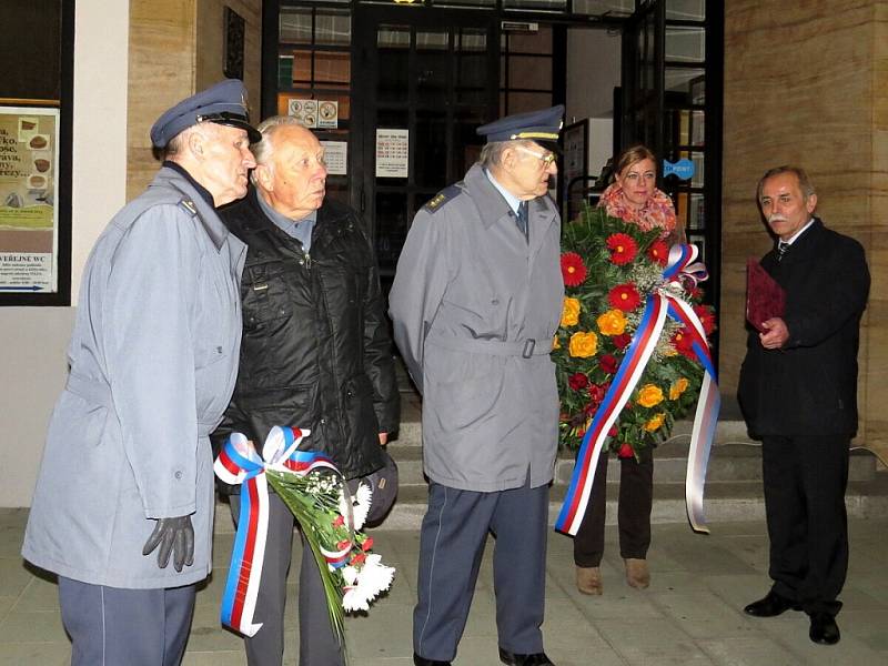 Položením kytic a věnců a lampionovým průvodem uctili v pátek 9. listopadu v Příboře památku válečných veteránů a padlých ve světových válkách.