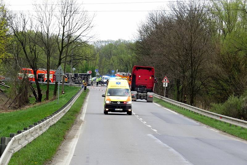 Dva lidé zemřeli v pondělí 3. května 2021 odpoledne při dopravní nehodě ve Studénce. Kamion se převrátil poté, co mu praskla levá přední pneumatika a korba s nákladem kamenů se dostala do protisměru, kde v tu chvíli jelo dodávkové vozidlo.