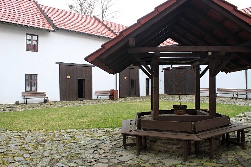 Oslavy 200. výročí narození Gregora Johanna Mendela, 5. dubna 2022 v jeho rodném domě v Hynčicích, místní části Vražného.
