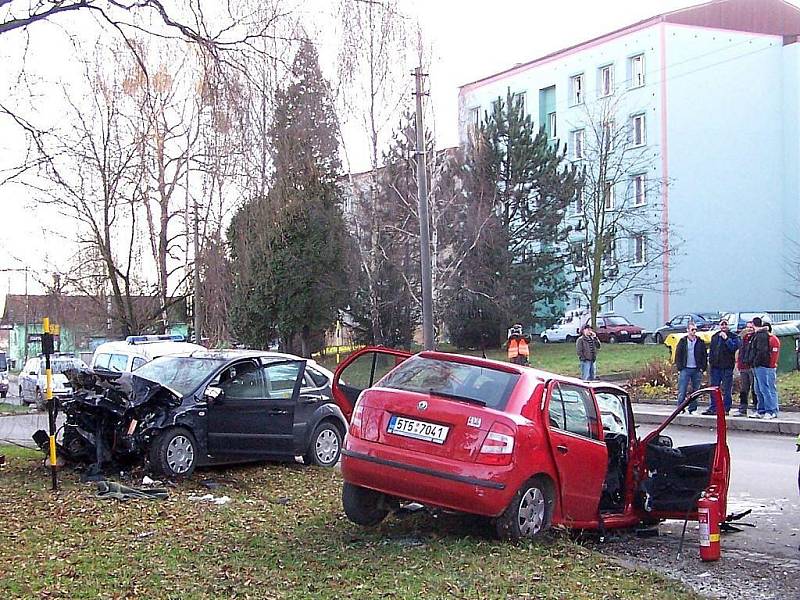 Ve čtvrtek 3. prosince došlo v centru Studénky k vážné dopravní nehodě. Došlo ke střetu dvou osobních vozidel, zraněno bylop pět osob.