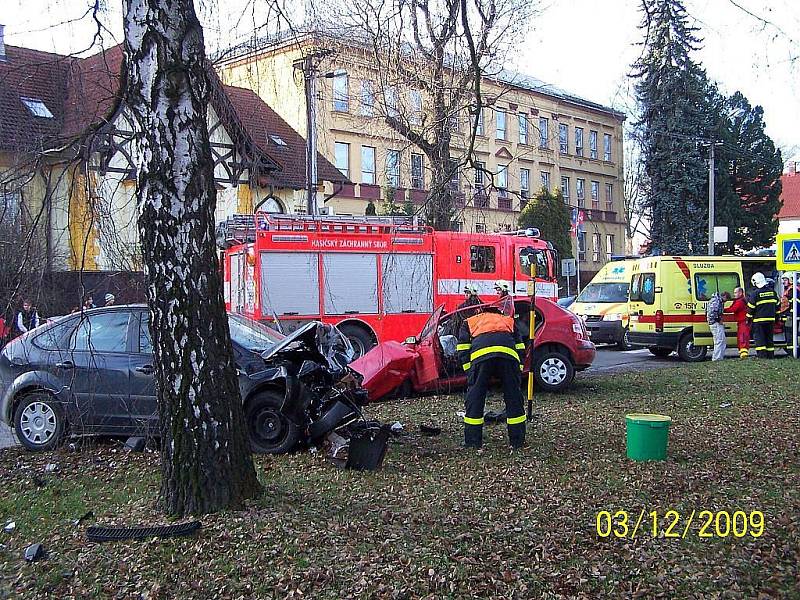 Ve čtvrtek 3. prosince došlo v centru Studénky k vážné dopravní nehodě. Došlo ke střetu dvou osobních vozidel, zraněno bylop pět osob.