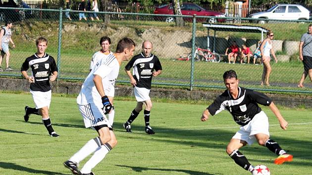 Fotbalové derby mezi Veřovicemi a Bordovicemi, které se uskutečnilo v sobotu 18. srpna, vyhráli před nevídanou návštěvou domácí gólem Vojtěcha Matúše. 