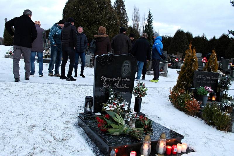 Několik bývalých skokanů na lyžích a příznivců skoku na lyžích se ve čtvrtek 20. ledna 2022 sešlo u hrobu Jiřího Rašky na frenštátském hřbitově, aby si připomněli desáté výročí úmrtí legendárního sportovce.