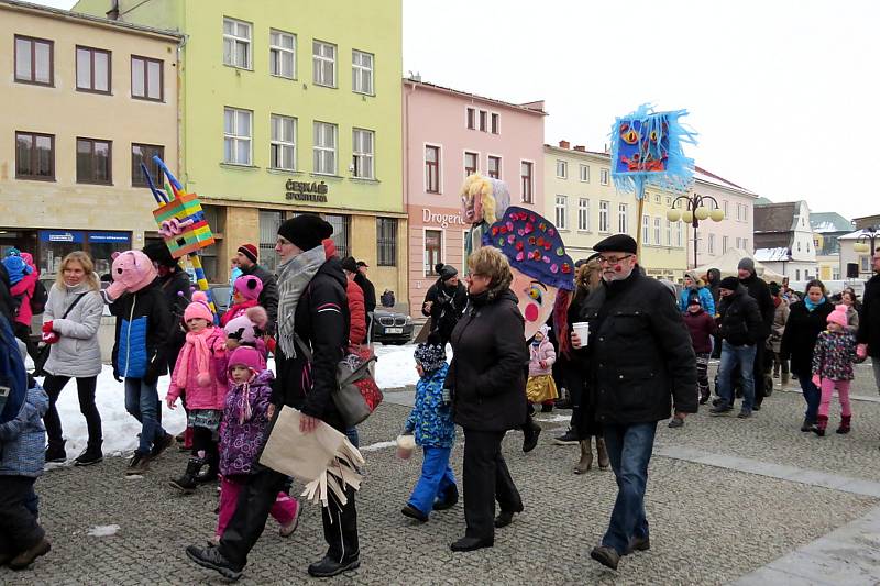 Masopustní veselí ovládlo bílovecké náměstí v úterý 13. února. Nechybělo ani tancování s medvědem.