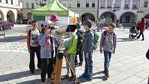 Stovky dětí zavítaly v pátek 26. dubna na Masarykovo náměstí a do parku k Žerotínskému zámku v Novém Jičíně k oslavám Dne Země.