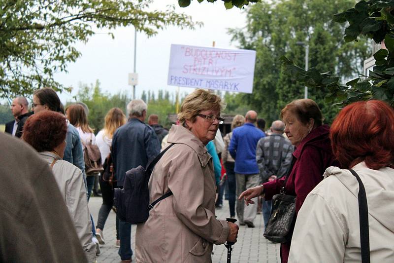 Stovky lidí přišly v úterý v podvečer na náměstí Republiky ve Studénce na setkání s prezidentem České republiky Milošem Zemanemm a hejtmanem Moravskoslezského kraje Ivo Vondrákem.