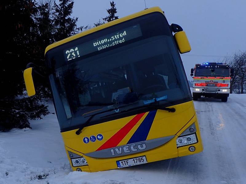 Zapadlý autobus vytáhl z příkopu až speciál Bizon.