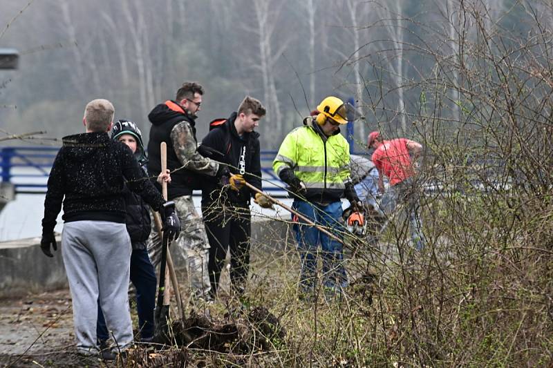 Likvidace náletových dřevin na hrázi Větřkovické přehrady u Kopřivnice