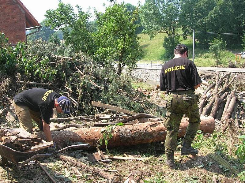 Na dvě desítky příslušníků Policie ČR pomáhají v oblastech, postižených povodní. Obyvatelům nabízejí především pomoc s odklízením naplavenin a poškozeného majetku.