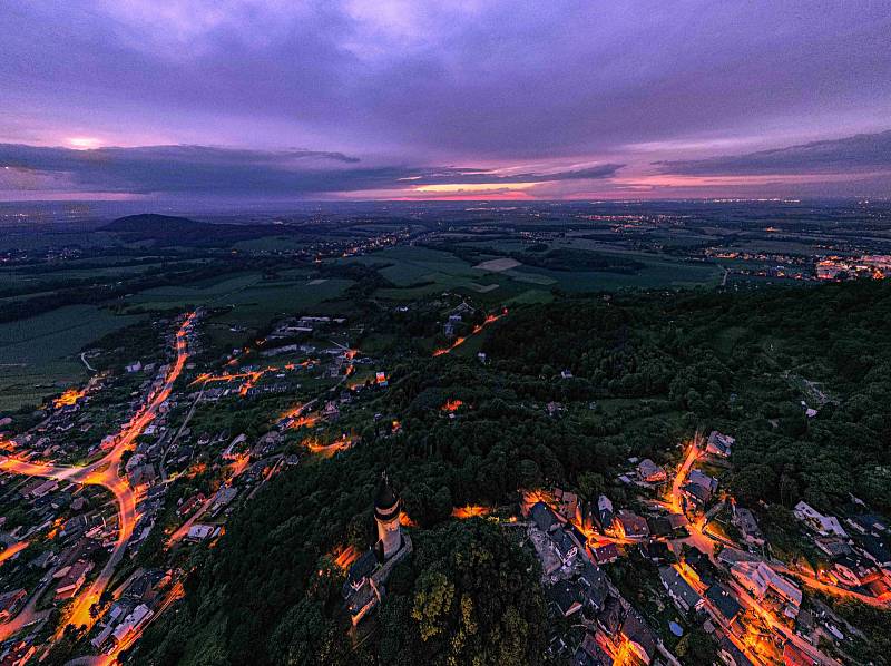 Štramberk za stmívání a ve světle pouličních lamp.