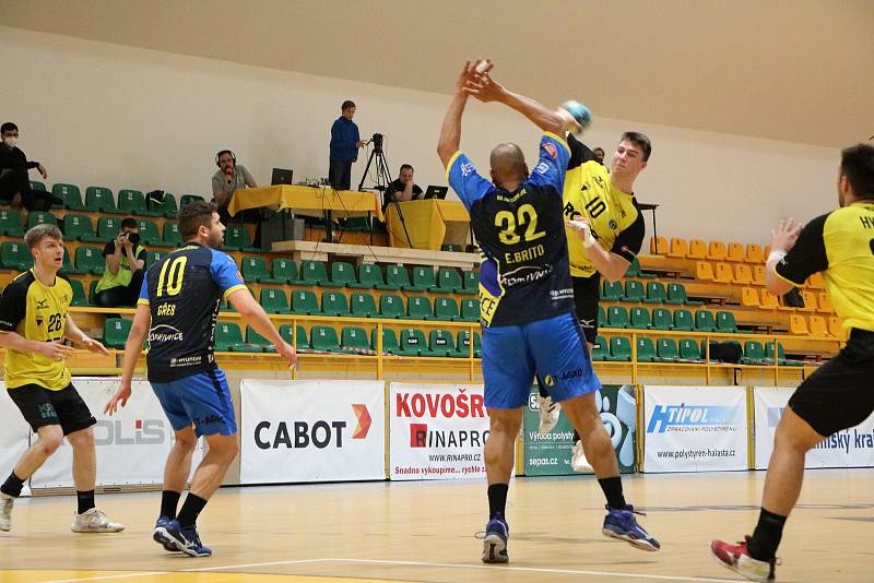 Extraligová házenkáři Zubří (ve žlutém) v prvním duelu o 5. místo doma porazili Kopřivnici 31:26. Foto: pro Deník/Ondřej Grůza