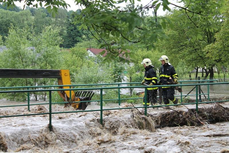 Lidé na Novojičínsku se v úterý odpoledne opět báli. Zejména v Novém Jičíně-Žilině, Mořkově a Životicích u Nového opět hrozily záplavy kvůli rozvodněné řece Jičínce.