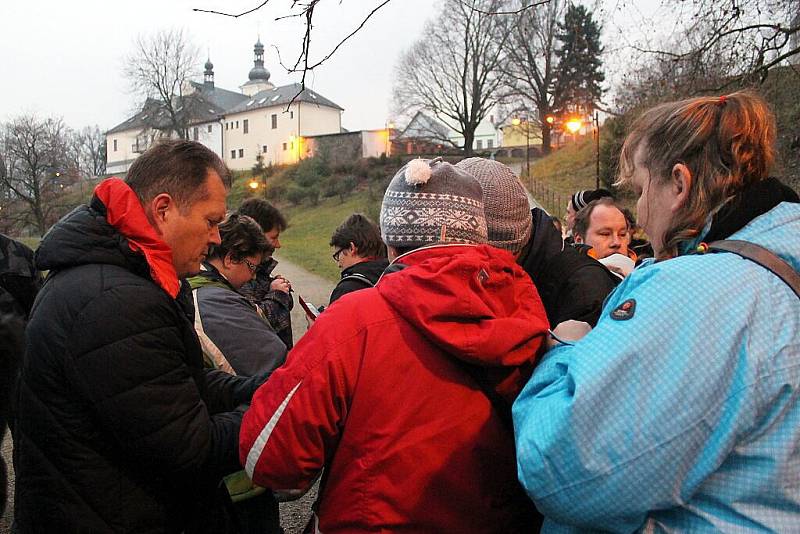 Zhruba tři desítky světýlek pustili po vodě v zámeckém parku malí i velcí účastníci úterní akce. 