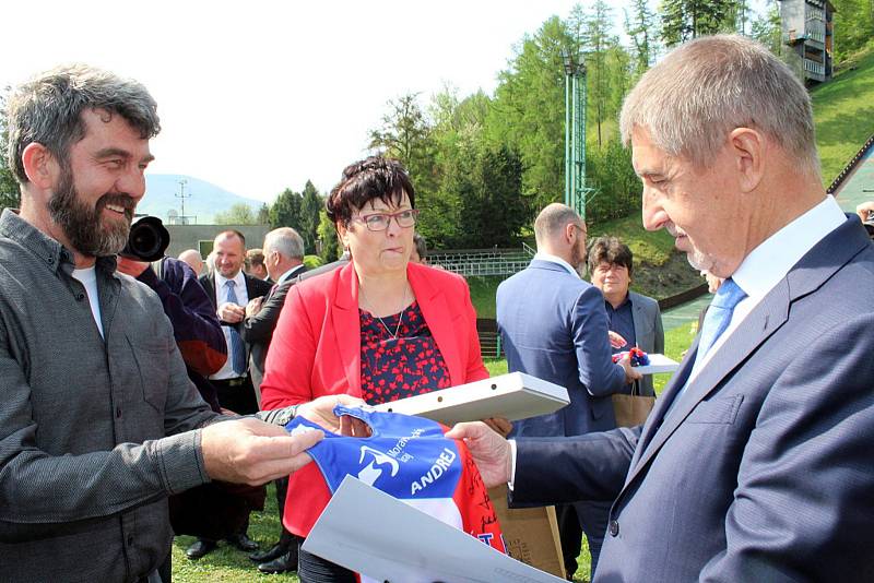 Skokanský areál Jiřího Rašky na Horečkách ve Frenštátě pod Radhoštěm navštívili ministři v čele s premiérem Andrejem Babišem a zástupci Moravskoslezského kraje s hejtmanem Ivo Vondrákem.