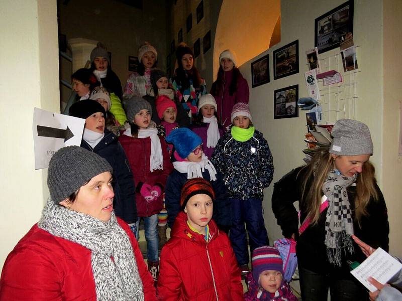 Již po několikáté, potřetí však v areálu bíloveckého zámku, byl v minulých svátečních dnech k vidění živý betlém s Marií, Josefem a malým Ježíškem ležícím v kolébce. 