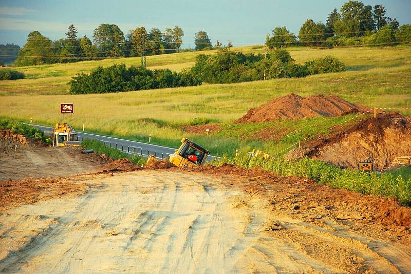 Stavb devítikilometrového obchvatu, který spojí v budoucnu Freudovo město s nedalekou Kopřivnicí.