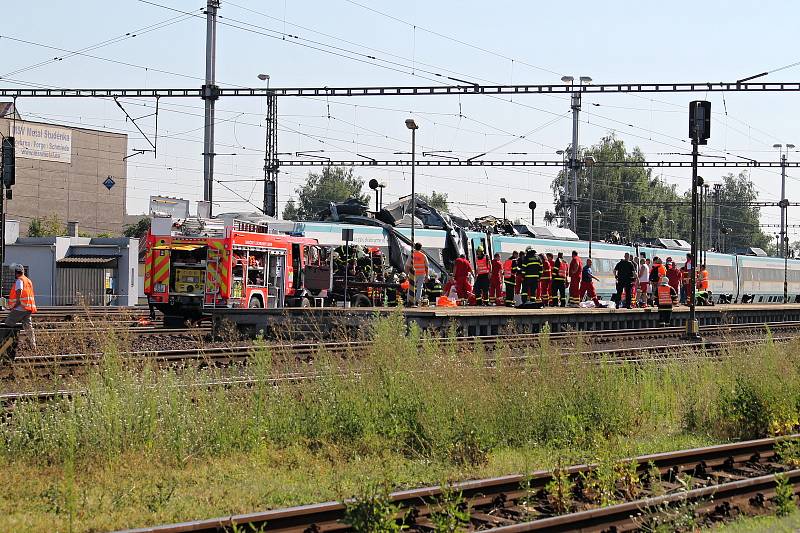 Ve vlaku, který narazil do kamionu na přejezdu, zemřeli tři lidé.